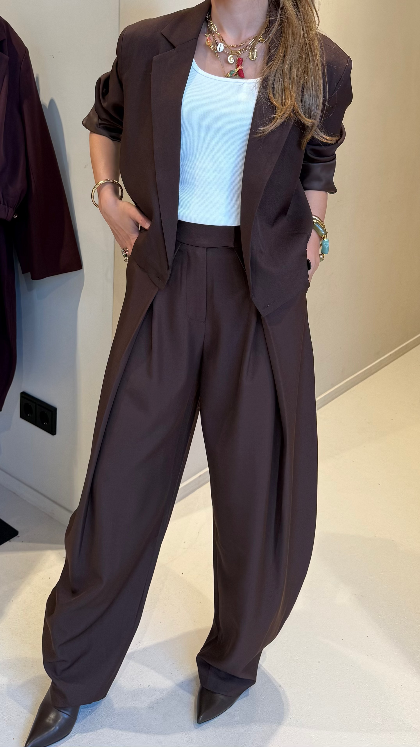 Pantalon met plooi detail - bruin