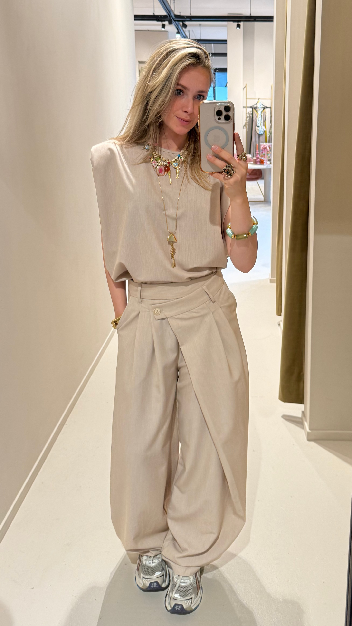 Pantalon met knoop - beige