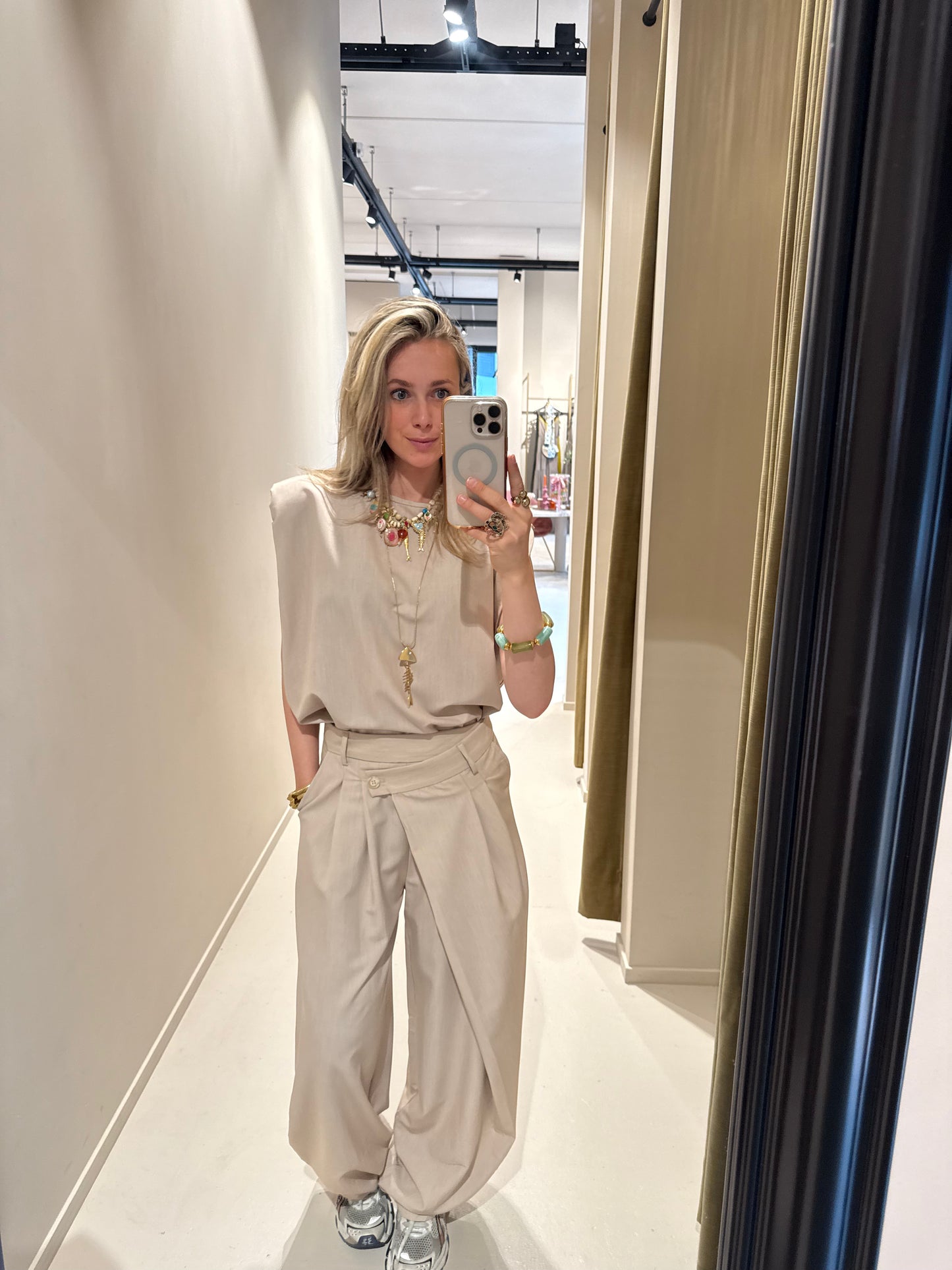 Top met schoudervulling - beige