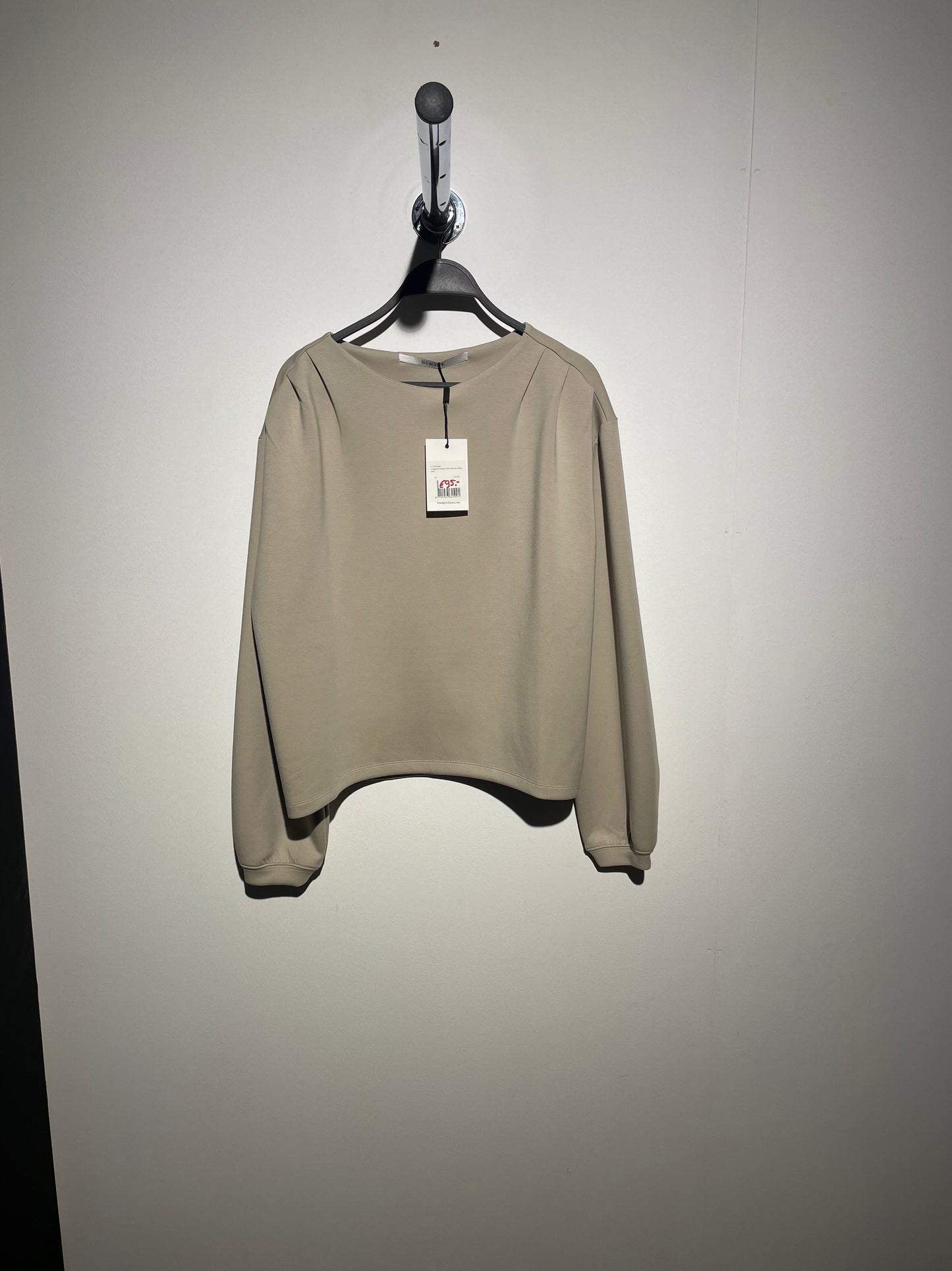 Homage shoulder sleeve with shoulder details